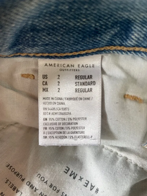 AMERICAN EAGLE AE Ripped Mom Jean High Rise Distressed in Cool Classic Size 2 - Image 12