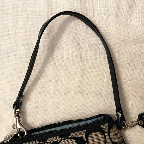 Vintage Coach Signature Black and Cream Wristlet - Image 8