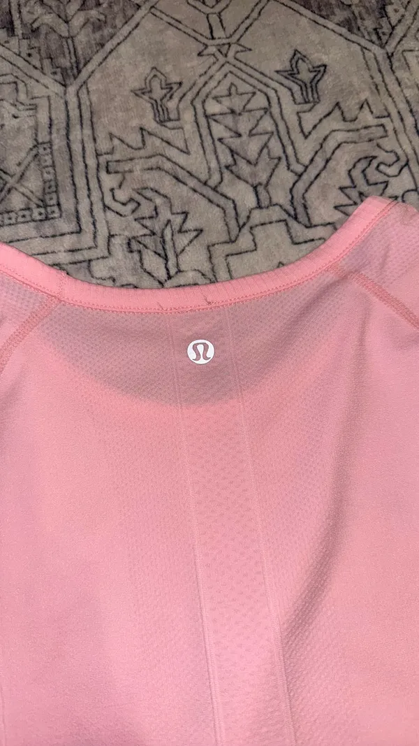 Lululemon size 4 shirt  - Image 3