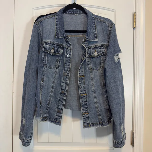 Womens NWOT Distressed Raw Hem Denim Jacket Medium Wash Blue Jean Trucker XL - Image 2