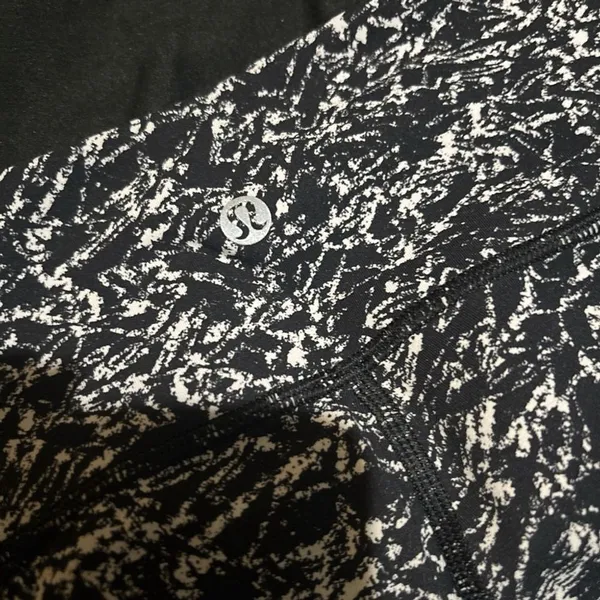 Lululemon Black White Pattern High Rise Leggings 4 Yoga Running Workout Pants - Image 3