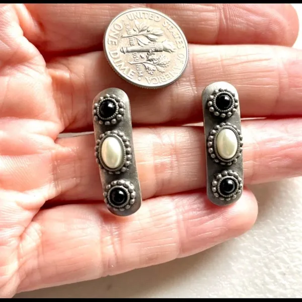 Silver tone Pearl and black post earrings - Image 10