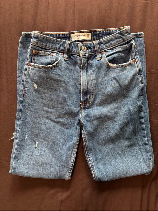 Abercrombie & Fitch Light Blue Boyfriend Jeans with Knee Rip - Image 4