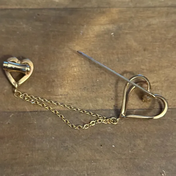 Vintage gold tone double hearts with swag chain stick pin - Image 4