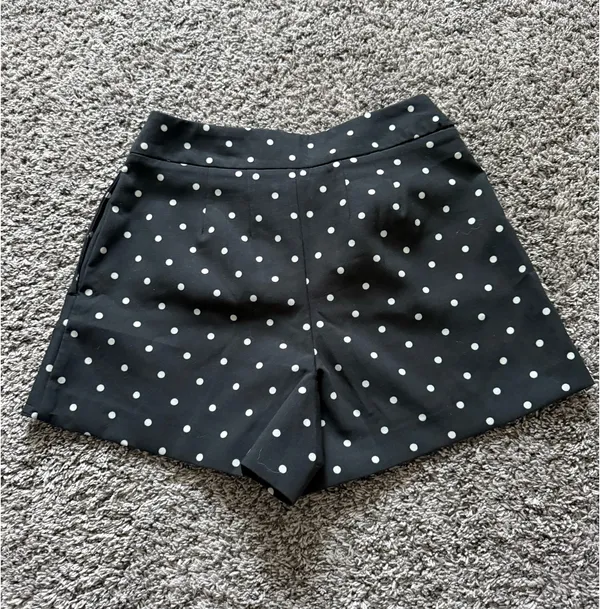 A New Day High-rise shorts with a tailored waistband. Soft linen-blend fabric. Slanted side pockets for convenience. Clean, minimal front for versatile styling. - Image 2