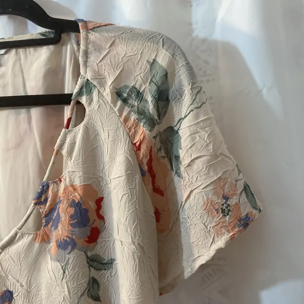 Lucky Brand Vintage Pink Floral Look Blouse with Neckline Details Size Small - Image 5