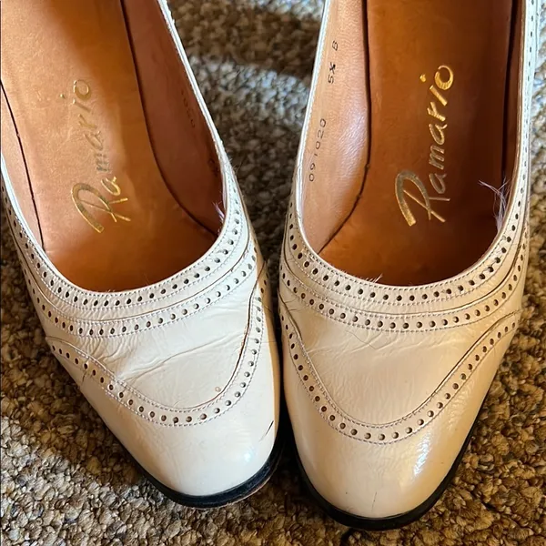 Vintage White / Cream Heels Pumps with Classic Design - Image 6