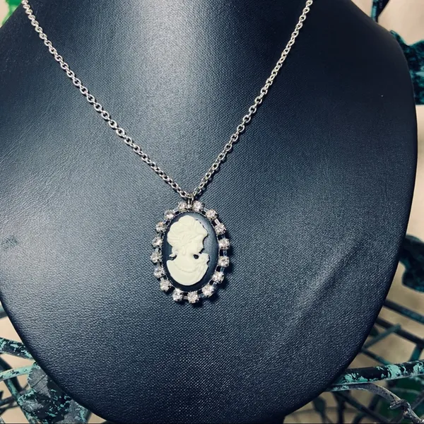 Rhinestone Cameo Necklace Goth New - Image 3