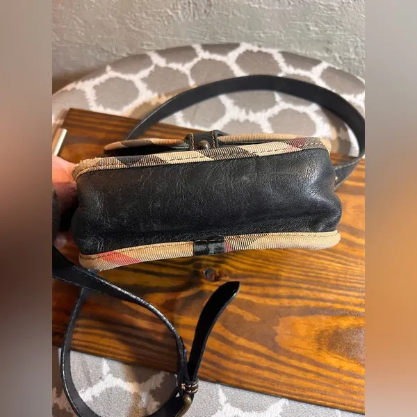 Burberry Vintage Black Crossbody Bag with Nova Check trim magnetic snap on flap - Image 7