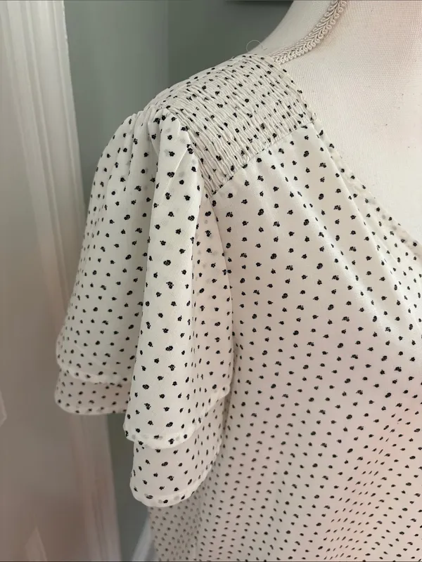 Pleione White V-Neck Short Sleeve Blouse Black Dot Flutter Sleeve Smocked Large - Image 3
