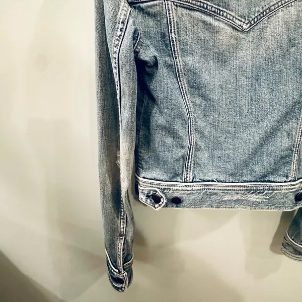 Abercrombie and Fitch women’s jacket cropped denim Size M Medium Blue Distressed - Image 4