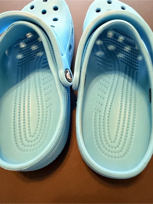 Crocs clogs perforated lightweight blue, unisex, size 7 Women's/ size 5 Men's - Image 7