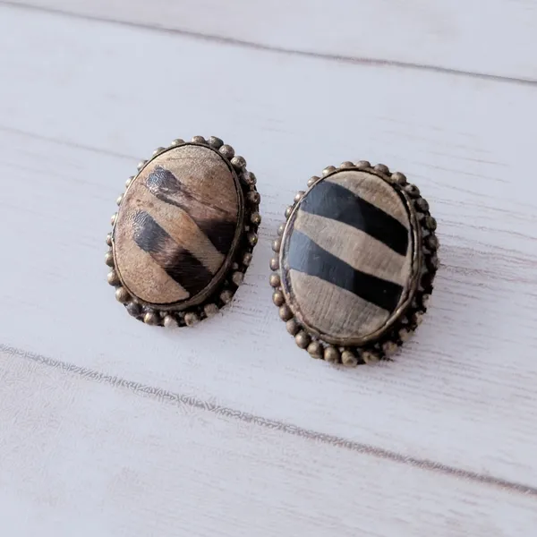 Vintage Clip On Earrings Patterned Oval - Image 2