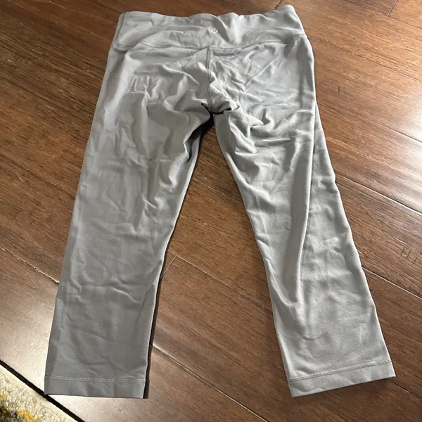 Lululemon Women's Cropped Leggings Used Grey Size 8 Some Piling See Pics - Image 2