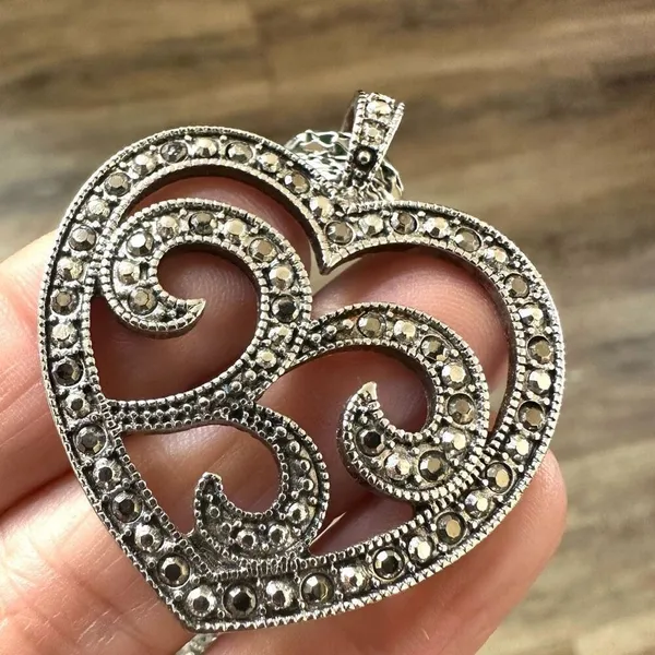 Silver tone Marcasite Heart Pendant necklace - Image 7