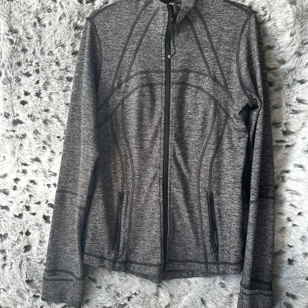 1066. Lululemon define sz 8 Gray - Image 4