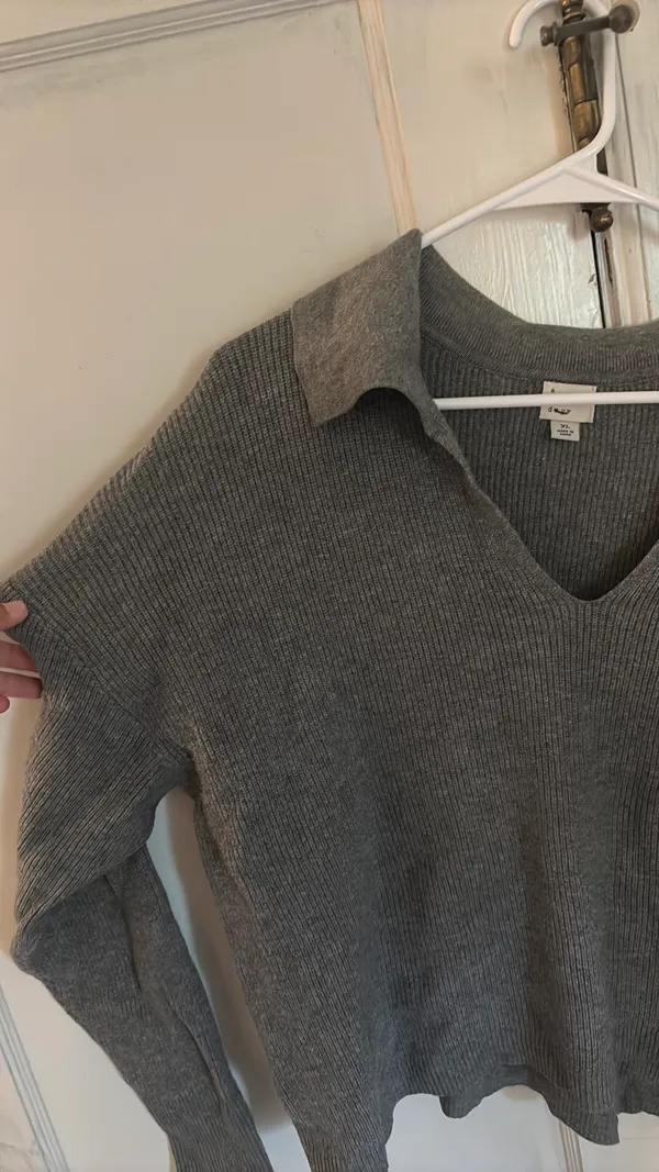 Target V-Neck Sweater Grey Ribbed - Image 5
