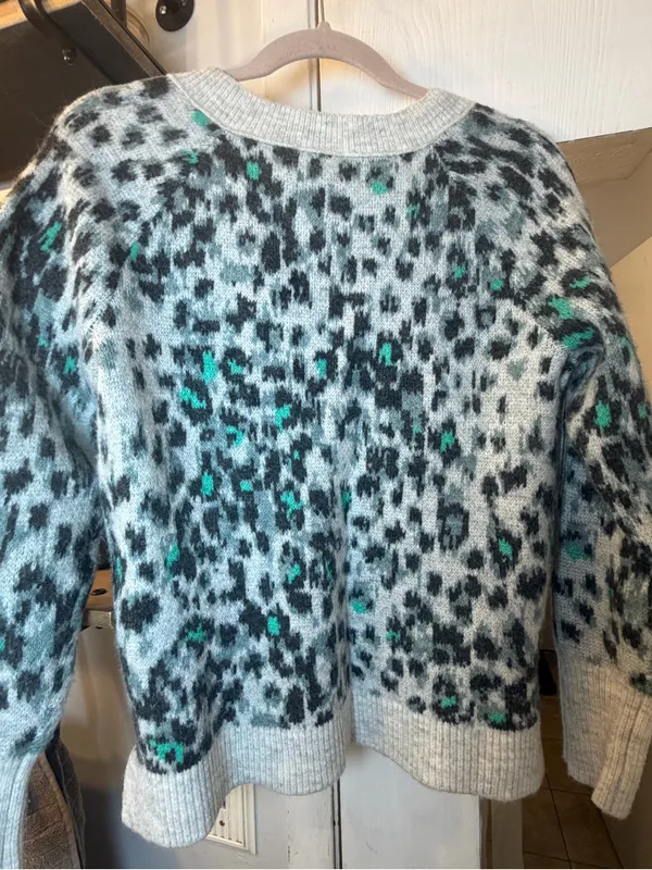 LOFT Grey Leopard-Print V-Neck Sweater with Teal Accents - Image 4