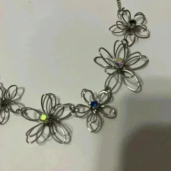 WIREY Flower‎ Nexklace with center rhinestones - Image 4