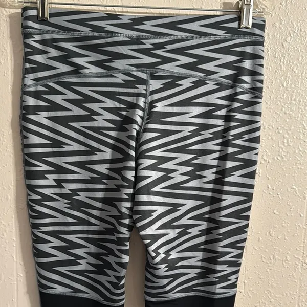 Nike Black and Gray Patterned Leggings - Image 4