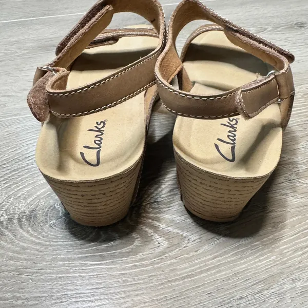 Clarks Lexi Marigold‎ Q Tan Leather Laser Cut Wedge Sandals Size Womens 7 - Image 4