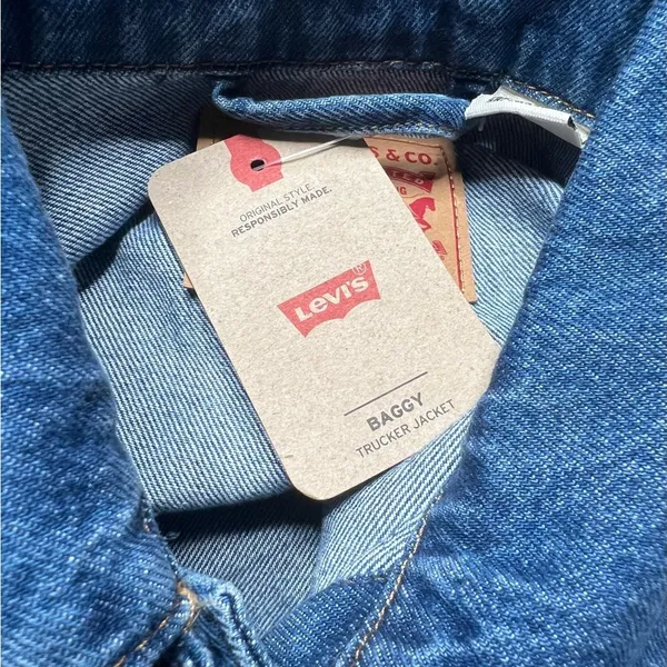 Levi’s Baggy Trucker Two-Tone Denim Jacket - Image 6