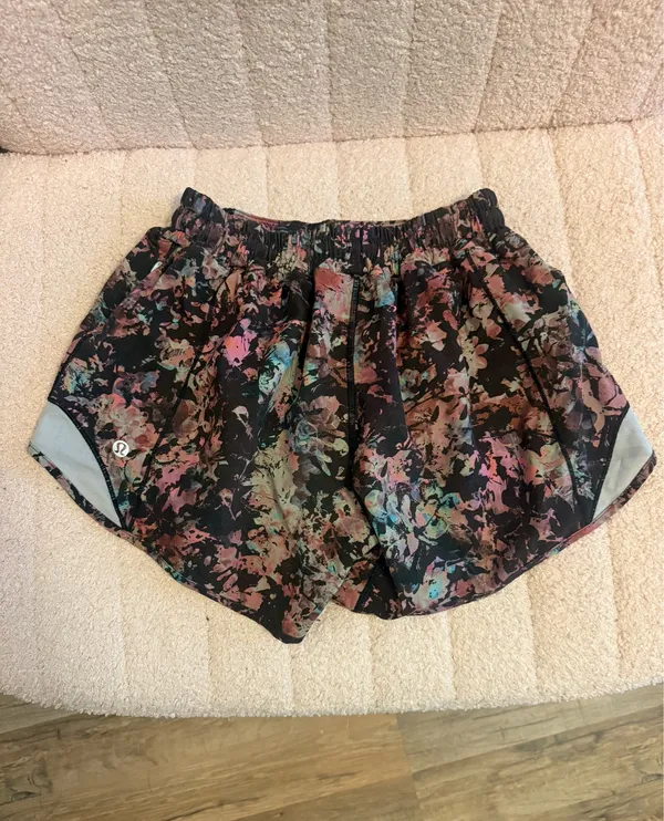 Lululemon Shorts Hotty Hot High-Rise 4" - Image 2
