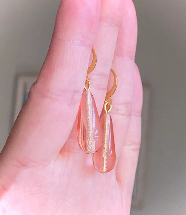 light pink Czech glass teardrop simple minimalist dangle earrings🩷 - Image 6