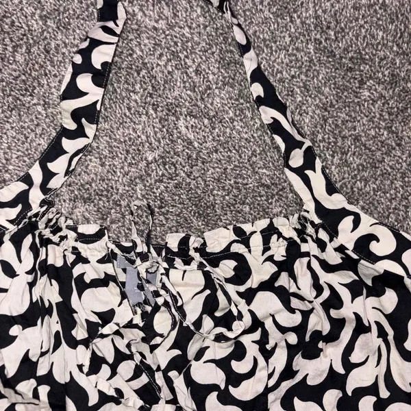 Ann Taylor white/black floral halter top in a size 8 - Image 7
