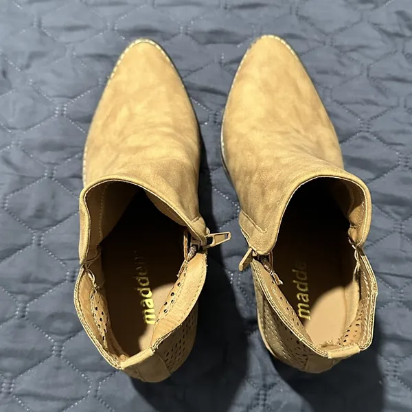 madden Women’s shoes ankle Boots heels beige tan zip up size 6.5 suede - Image 5