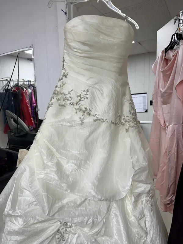 bustle & bows wedding dress White Size 10 - Image 3