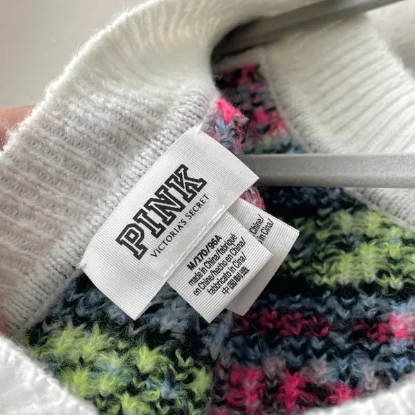 PINK Victoria's Secret White Snowflake Holiday V-Neck Sweater Fairisle Size M - Image 3