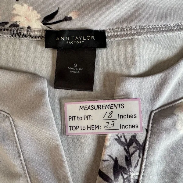 Ann Taylor Blouse Sz S Gray Floral Flutter Elbow Length Sleeve Split Neckline - Image 5