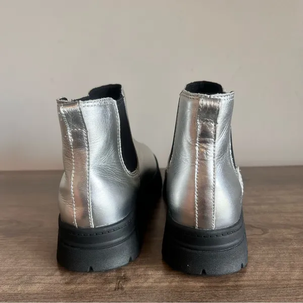 Ugg NEW Women's or Youth Ashton Chelsea Shine Leather Boot Size 7 or 6#1130 - Image 4