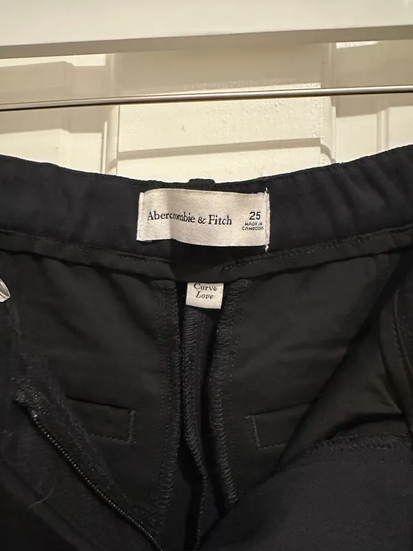 Abercrombie Curve Love Mid Rise Tailored Short - Image 6