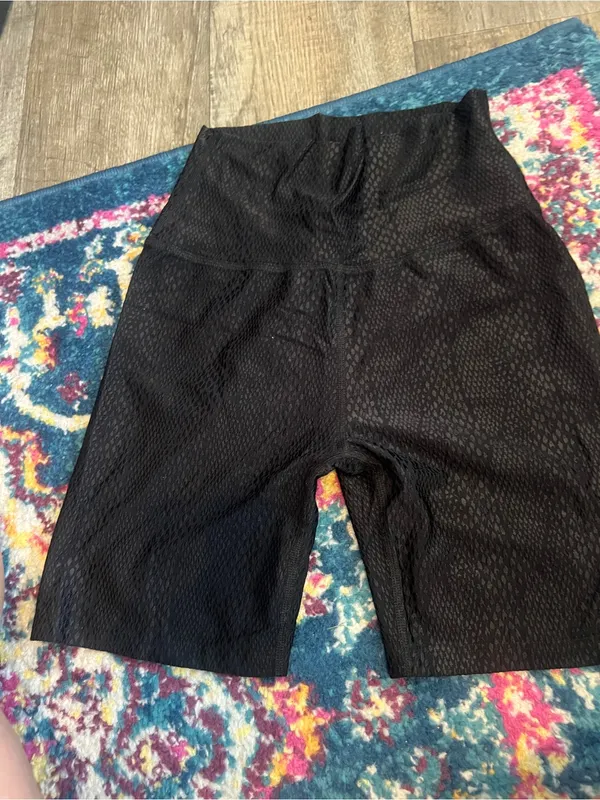 Beyond yoga Women's High-Waist Black Textured Bike Shorts - Image 3