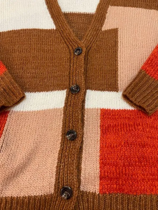 Lush Clothing cream red camel Colorblock v-neck sweater women’s size large - Image 3