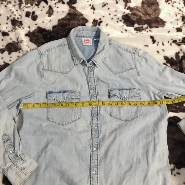 Levi’s Women Western Cowgirl Rodeo Denim Jean Shirt Shacket Jacket Top Blouse Pearl Snap Light Wash Long Sleeve Sz XL Measurement in pics - Image 4