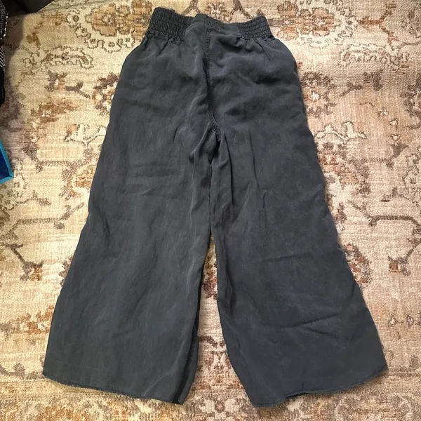 MOTHER The Bingo Fray Cropped Wide Leg in Faded Black Linen Blend - Image 7