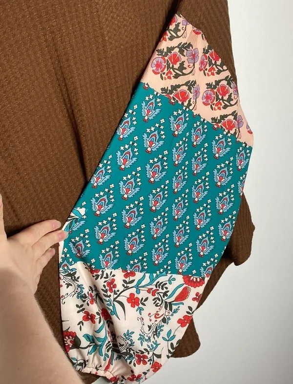 Tracies relaxed cut waffle knit thermal with contrast floral boho sleeves size L - Image 6