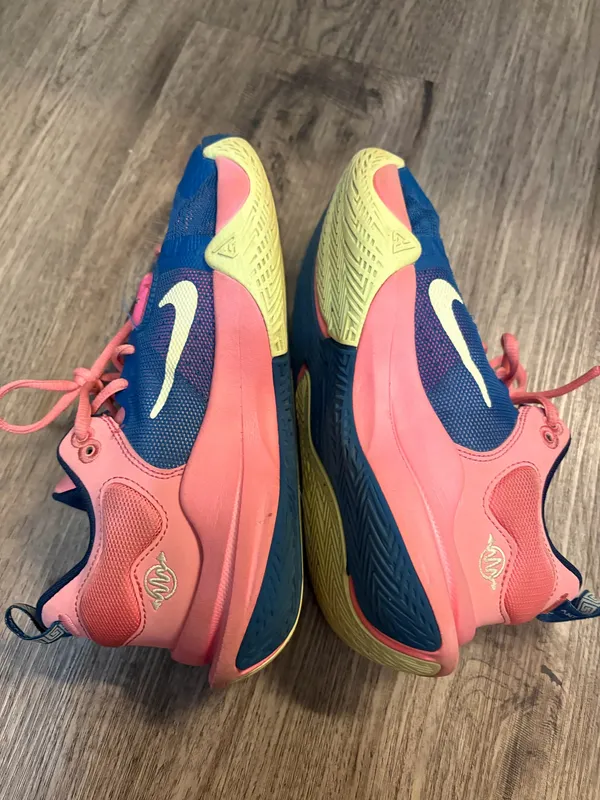 Boys Nike tennis shoes - Image 3