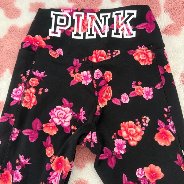🌸 Brand New Victoria’s Secret PINK Floral Leggings w/ Pockets XS/S – Black Rose Print Yoga Pants 💖🔥 - Image 2