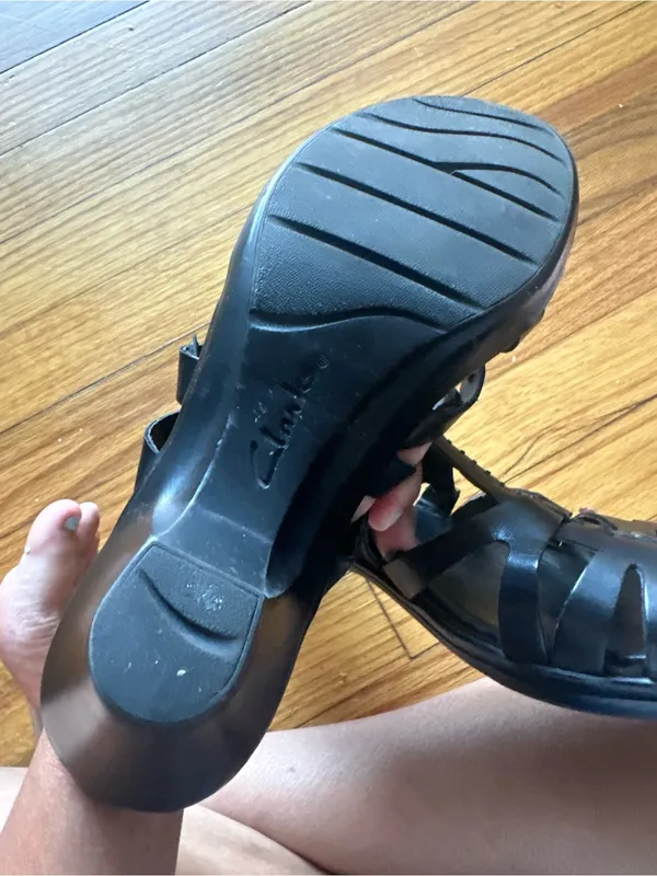 Clarks Bendables Black Leather Strappy Slide Sandals 9M Low Heel Rivet Accents - Image 4