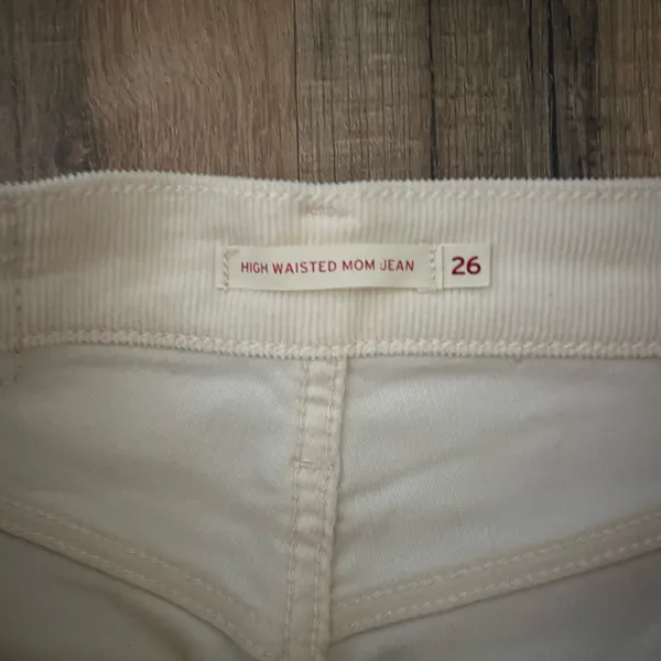 Levis High Waisted Mom Jean in Cream Cord - Image 9