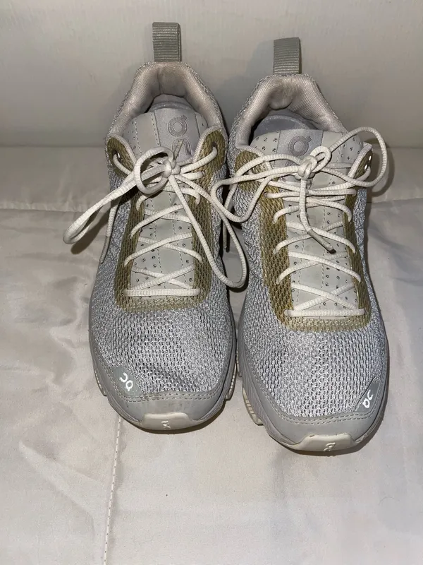 On Cloud Running Shoes Women’s 8 - Image 2