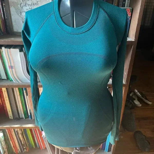 Lululemon Swiftly tech Athleisure size 4 long sleeve top - Image 3