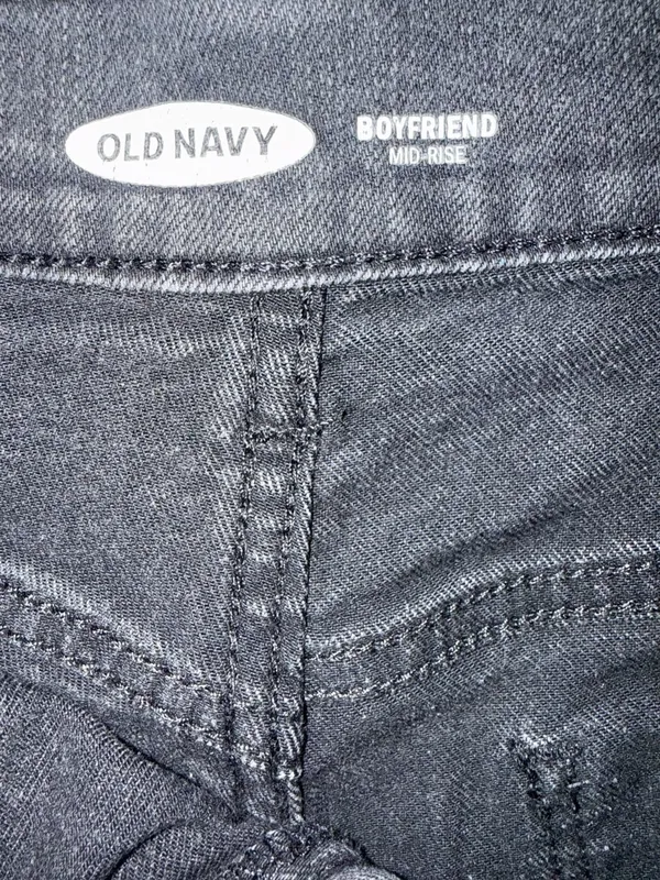 Old Navy Boyfriend Mid-Rise Distressed Denim Shorts Size 10 - Image 4
