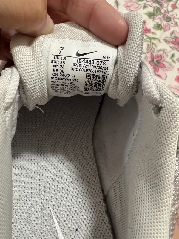Nike initiator pink and silver tennis shoes - Image 9