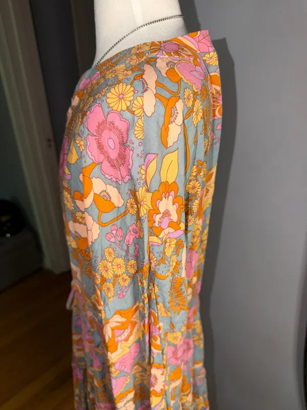 entro Floral V-Neck Tie-Waist Dress in Pink, Orange & Gray - Image 6