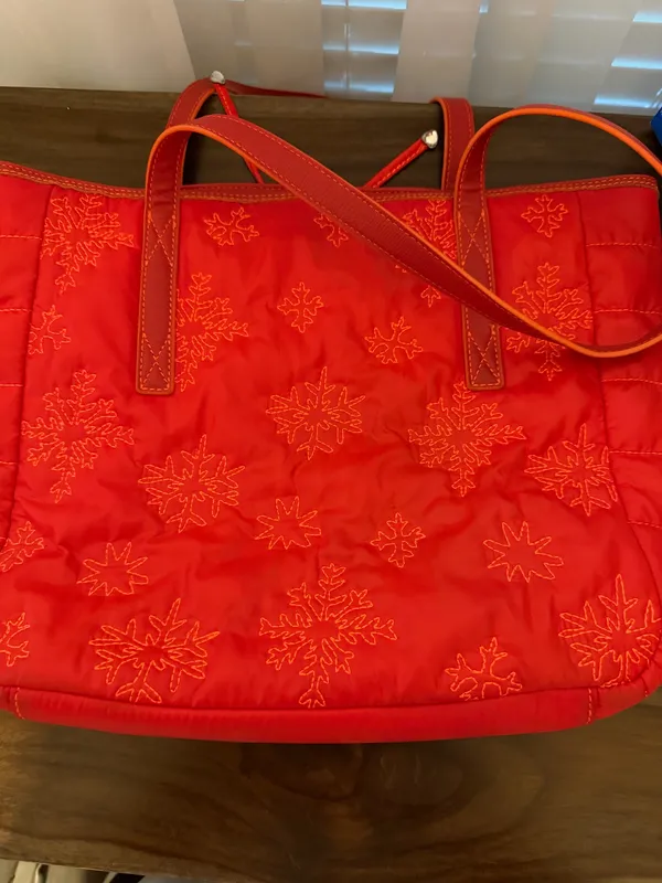 Princess Vera Wang quilted red snowflake tote bag - Image 5
